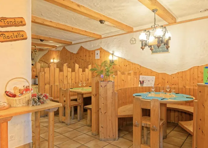 Petit Velan - Coworking & Coliving Хостел Бург-Сен-Пьер