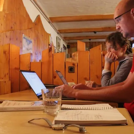 Petit Vélan - Coworking&coliving Hostal *